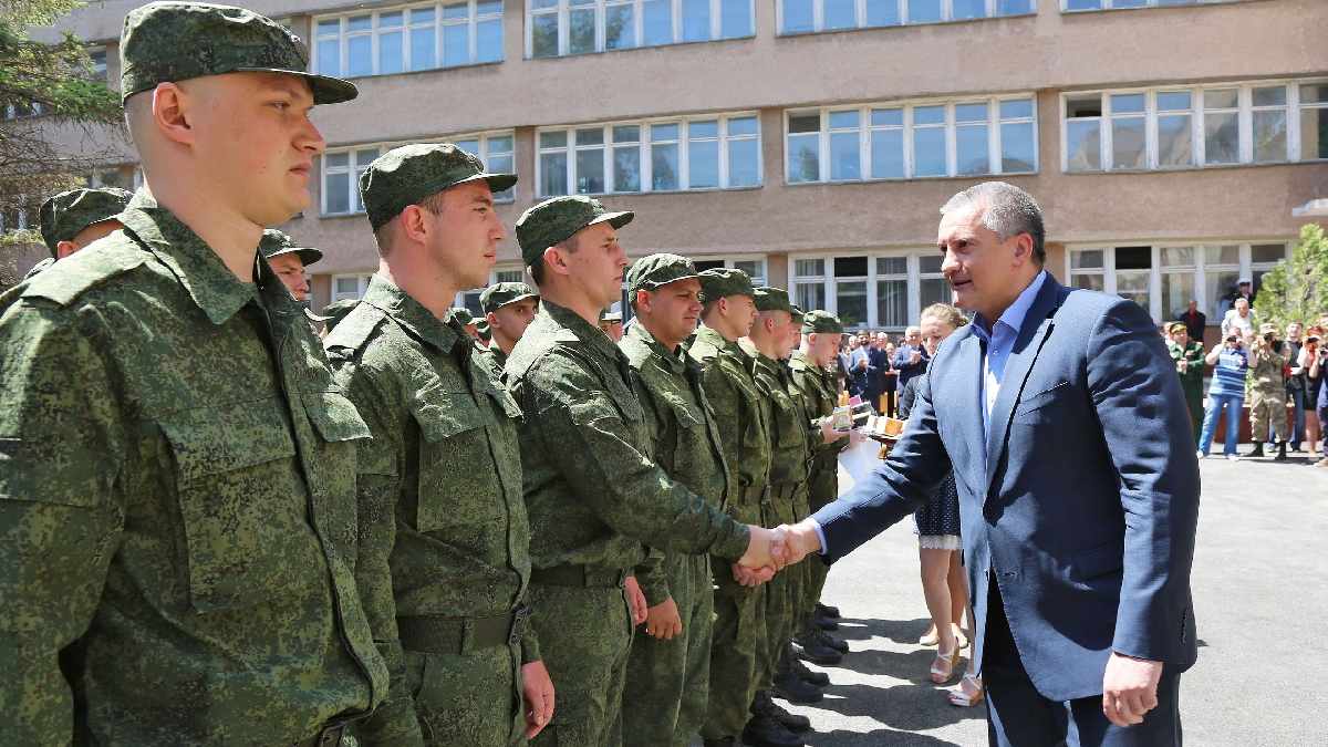 «Військовому комісару» Криму повідомлено про підозру за незаконний призов до армії держави-окупанта